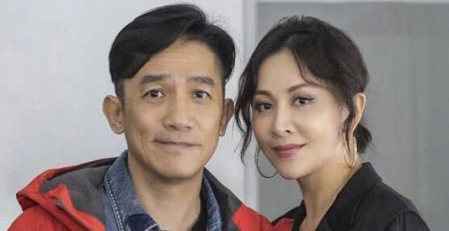 59岁梁朝伟近照曝光，皱纹满面头发略长，小肚一挺笑得好慈祥
