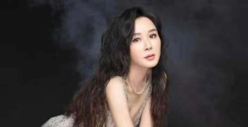 53岁萧蔷近照曝光，身材纤细保养得宜，鸽子蛋钻戒惹注目