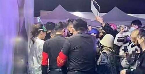 周延空降昆明某剧场，手插口袋签名潇洒，网友感慨：好大的排面啊