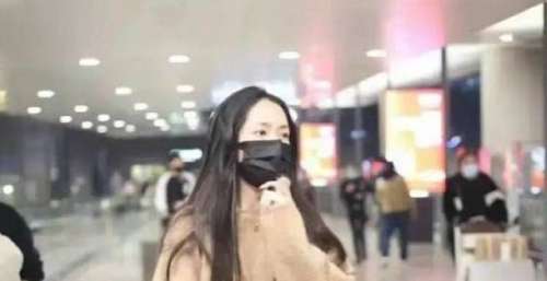 郭碧婷被曝怀二胎！穿紧身裙站台小腹隆起，身材发福得厉害太胖了