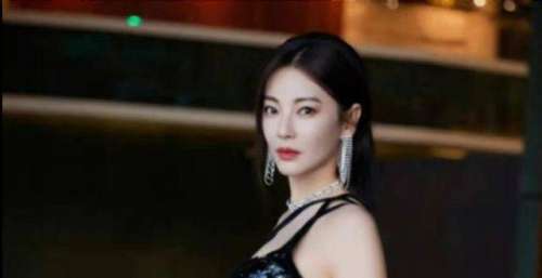 双11晚会女星造型绝美！周冬雨穿吊带高开叉裙，张韶涵马甲线吸睛