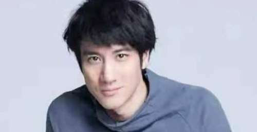 王力宏自己补衣服太节俭，录节目也穿破洞袜，成龙感慨：是我儿子多好