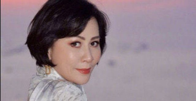 刘嘉玲晒全家福为妈妈庆生，梁朝伟罕见出镜，却被调侃撞脸齐秦