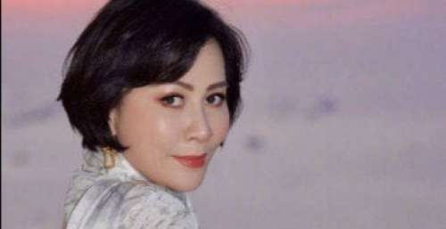 刘嘉玲晒全家福为妈妈庆生，梁朝伟罕见出镜，却被调侃撞脸齐秦