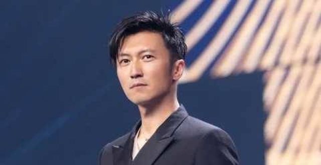 谢霆锋悬空转呼啦圈，腰力太强，核心力量绝了，在家把王菲宠成公主