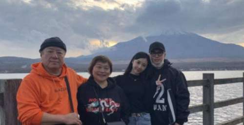 潘玮柏夫妇看展约会，宣云穿短裙大秀火辣长腿，两人甜蜜似连体婴