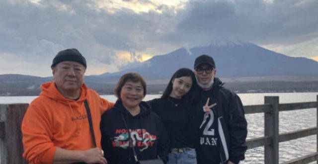 潘玮柏夫妇看展约会，宣云穿短裙大秀火辣长腿，两人甜蜜似连体婴