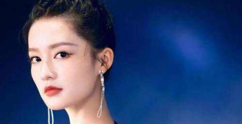 最大争议的女明星：李沁和白鹿到底像不像？