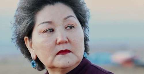 吉祥三宝一家现状曝光！乌日娜思念亡夫落泪，27岁“女儿”已当妈