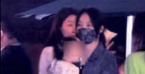 向佐郭碧婷与朋友相聚，女儿被围观逗不停，小奶皇扎小辫子软萌可爱