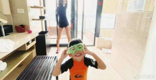 陈意涵首晒儿子正脸，小初眼睛又大又亮，长得像妈妈超可爱