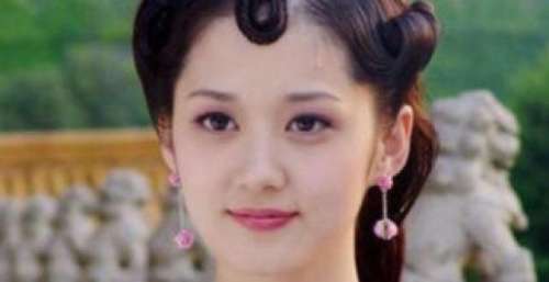 他故意把黄家驹念成“黄家狗”，自以为很幽默，却断送了自己前程