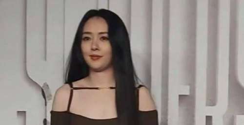 郭碧婷参加活动，小腹圆鼓鼓孕相十足，脸蛋发福胖出双下巴