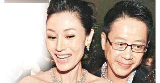 港姐也顶不住？52岁李嘉欣四肢纤瘦，肚子高凸像怀胎5月的孕妇