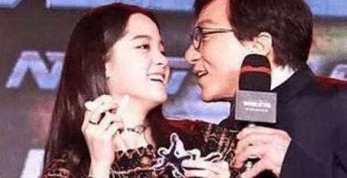 成龙不顾镜头靠近欧阳娜娜，谁注意娜娜手部动作，讨厌藏也藏不住