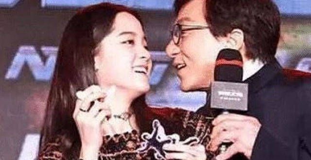 成龙不顾镜头靠近欧阳娜娜，谁注意娜娜手部动作，讨厌藏也藏不住