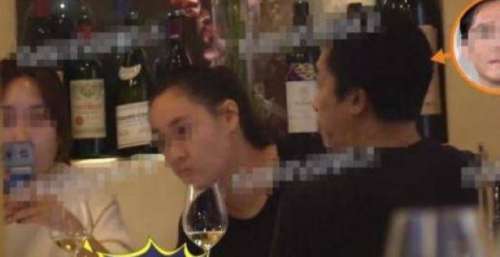 梁朝伟携两位年轻女性深夜聚餐，饭间女生欢笑不断，颜值却很安全