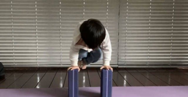 陈意涵2岁儿子正脸首曝光！眼睛乌黑溜圆，双手撑起全身力量强大