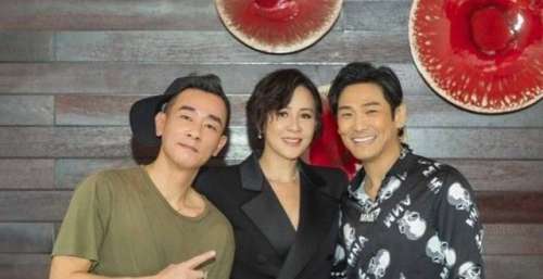 歌手身份出道，因《第八号当铺》被观众熟知，如今59岁依旧迷人