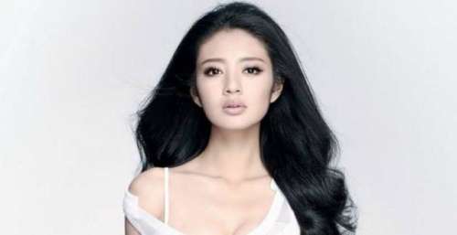 安以轩晒女儿萌照，娃宝淡定吃手坐姿霸气，肩膀被喊话注意举止