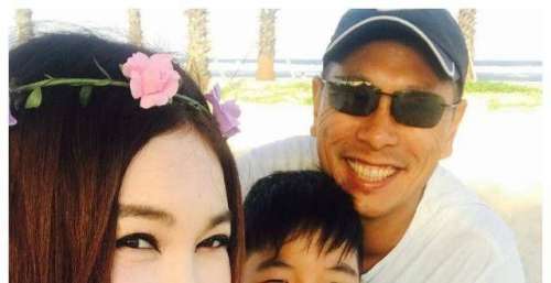 温碧霞可真能扮嫩，一家人合照就属她最美，一点没有老阿姨的味道
