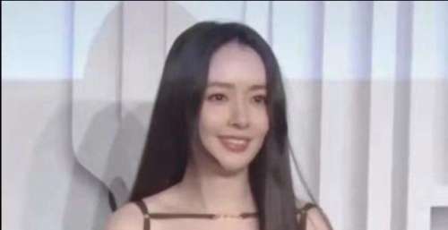 郭碧婷穿肩装秀曲线美，侧身状态引起热议，评论数超过900条