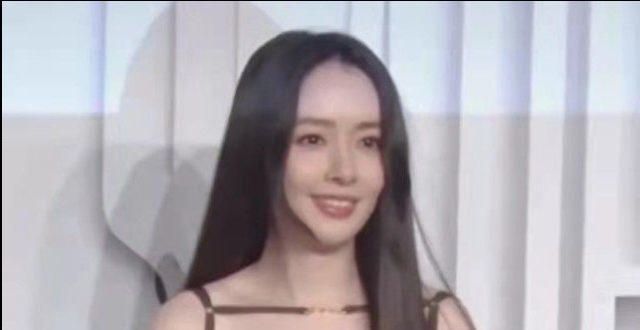 郭碧婷穿肩装秀曲线美，侧身状态引起热议，评论数超过900条
