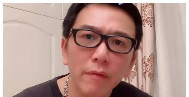 男星温兆伦开播眼睛泛红，向网友“吐苦水”，被妻子一把捂住嘴巴