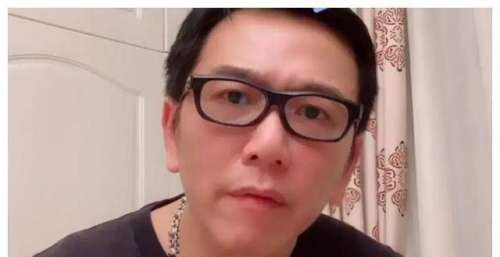 男星温兆伦开播眼睛泛红，向网友“吐苦水”，被妻子一把捂住嘴巴