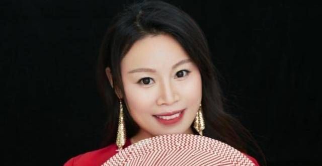 星光大道一战成名，“草帽姐”曾年入千万，如今却沦落街头卖大蒜