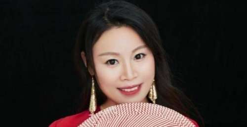 星光大道一战成名，“草帽姐”曾年入千万，如今却沦落街头卖大蒜