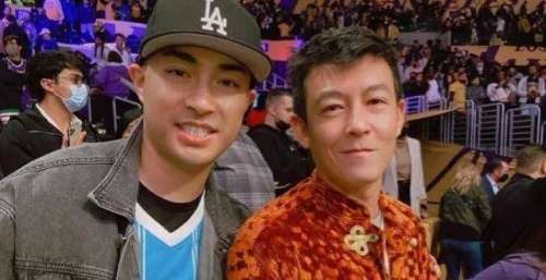 陈冠希带女儿看NBA，穿桔色唐装成帅气大叔，4岁女儿打扮也挺潮