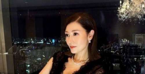 岁月从不败美人！李嘉欣穿黑色礼服搭配亮片外套状态好