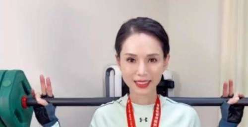 李若彤晒举重视频，身材纤细颜值依旧，和奥运冠军李同框合影
