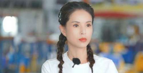 大方！李送李若彤金牌，姑姑：太贵重！：我这还有很多