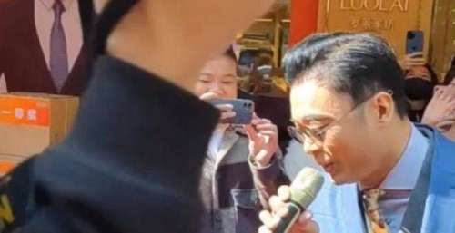 樊少皇现身街头商演捞金，天舞台简陋不堪，使劲卖唱十分敬业