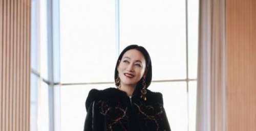 惠英红黑色斗篷出席活动 时尚酷飒高级感十足