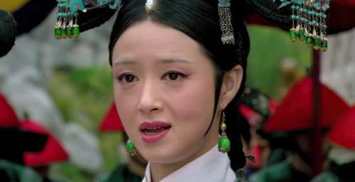 甄嬛传：华妃赏夏冬春一丈红，并非是她以下犯上，看她头上戴了啥？