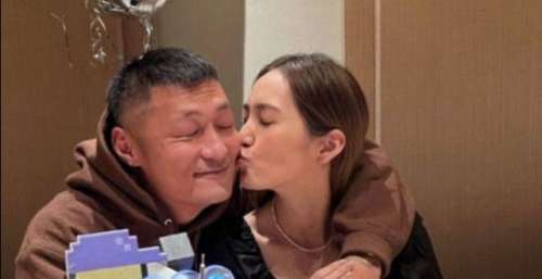 40岁余文乐晒照庆生，获娇妻献吻满脸得意，但抬头纹抢镜略显沧桑