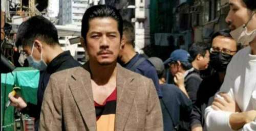 郭富城拍戏路透曝光！戴假牙扮龅牙狂徒太罕见，街头飙戏被人围观