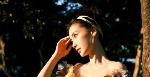 angelababy穿黄绿色立体雕花长裙 宛若花仙子