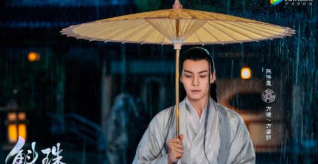 《斛珠夫人》方诸“一副残躯”引热议，小说作者发文，玻璃渣里掉糖