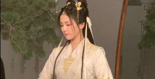 《长月烬明》热拍，男主古装帅气，不料被白鹿片场照迷住了