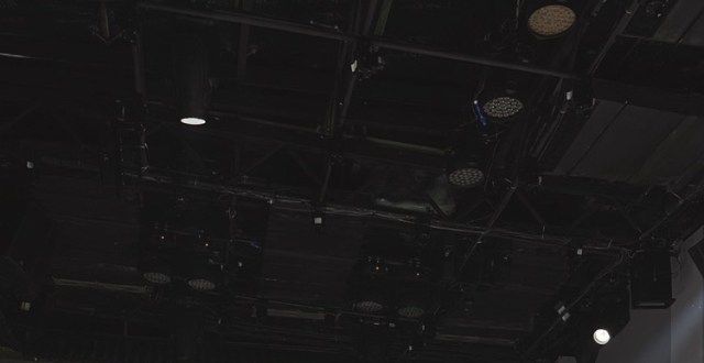 在宁波老外滩偶遇“爱情独角戏”，话剧《阿司匹林》很受欢迎