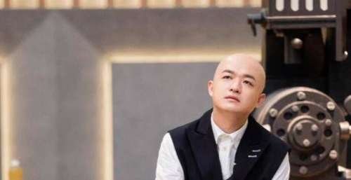 不争论不呛火，他的点评却比全场尬夸都真实，王晶真是人间清醒