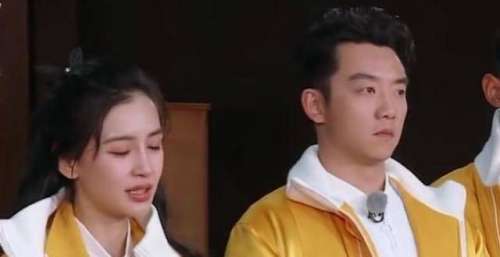 杨颖生理期空中劈叉，出痕迹让男嘉宾尴尬，网友：你可是女明星啊