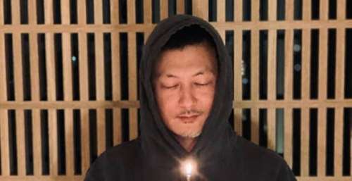 40岁的余文乐生日晒图，周围如云，喝得满脸通红左拥右抱