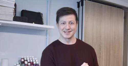 辛酸！54岁前港男冠军离婚后努力赚钱养家，谈及两个自闭症儿子眼泛泪光