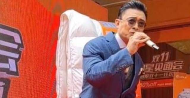 功夫巨星没落了？樊少皇现身街头演出环境简陋，卖力演唱十分敬业