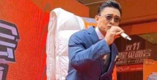 功夫巨星没落了？樊少皇现身街头演出环境简陋，卖力演唱十分敬业